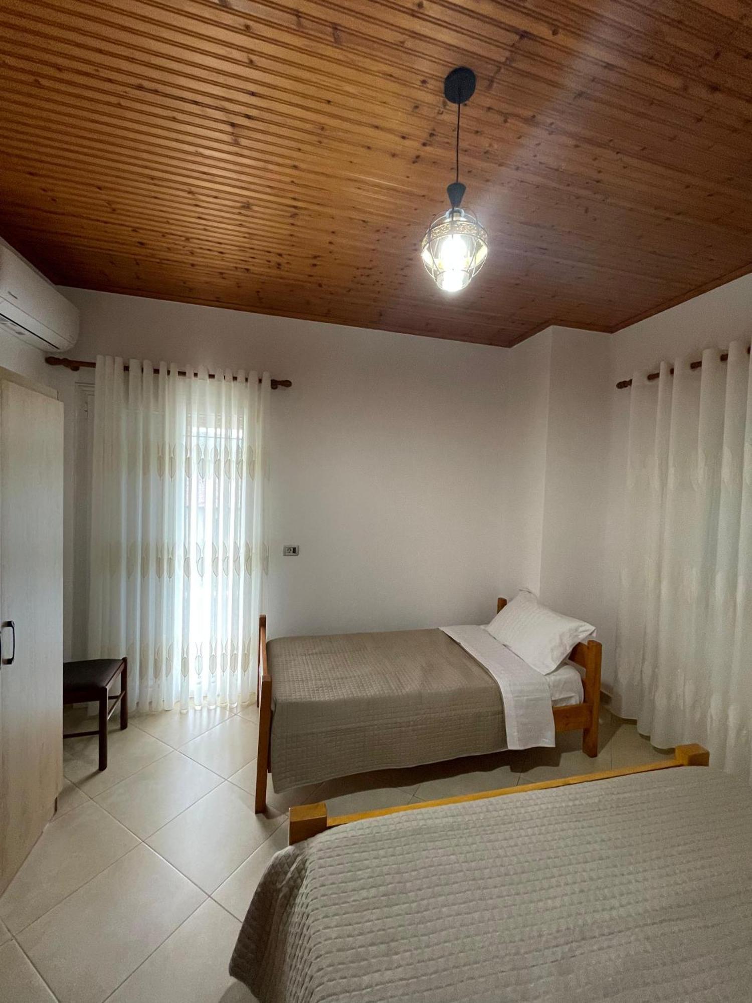 Rent Rooms Sakolli Berat Extérieur photo